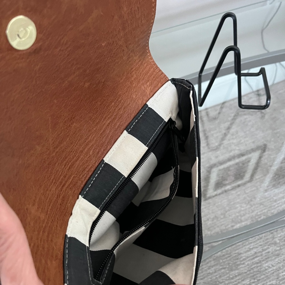 R Riveter Patton crossbody - Picture 3 of 7